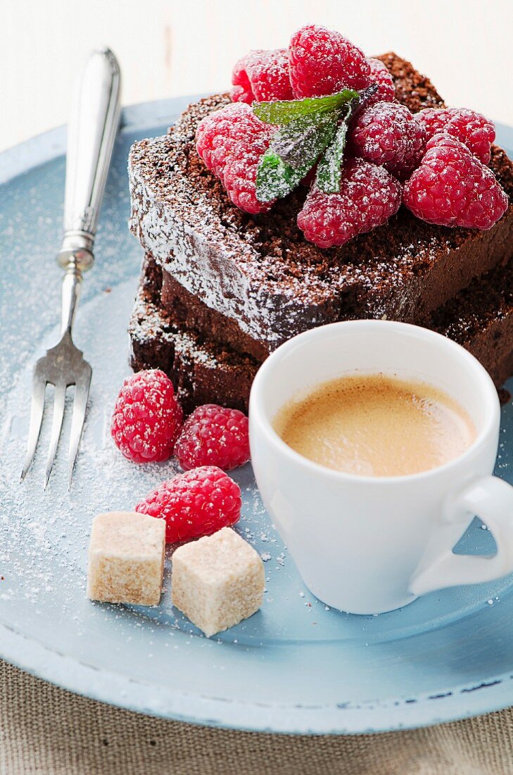 Schokoladenkuchen mit Himbeeren und Kaffee