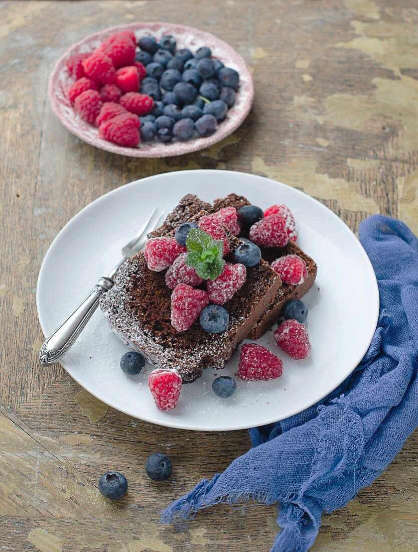 Schokoladenkuchen mit Sommerbeeren