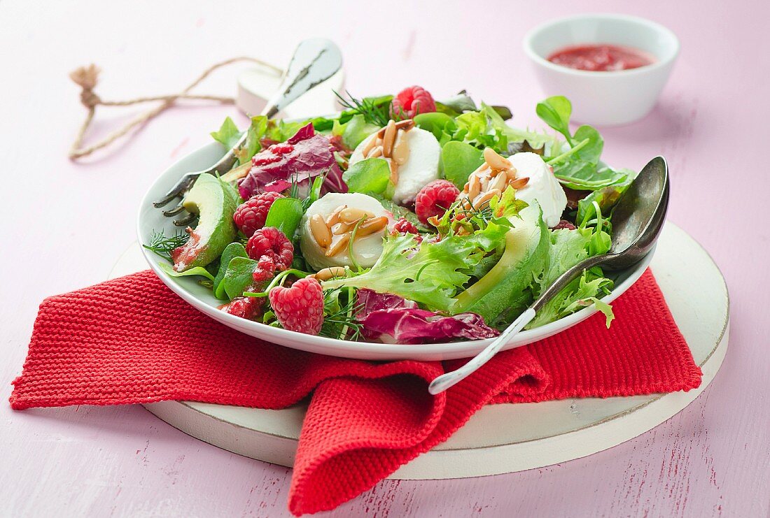 Salad with goats cheese and raspberries
