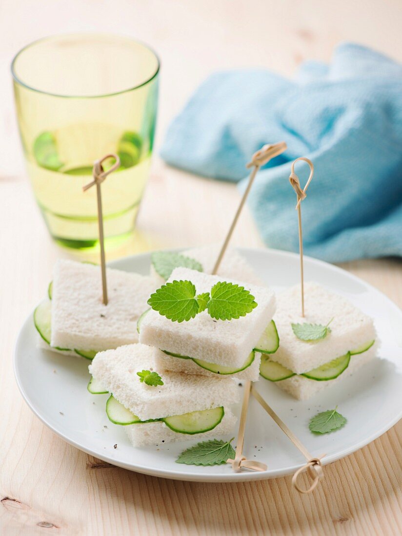 Kleine Gurkensandwiches mit Minze