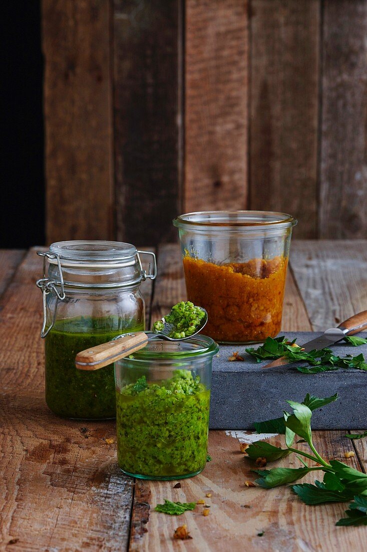 Verschiedene Sorten Pesto in drei Gläsern