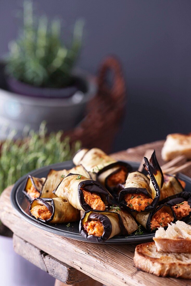 Aubergine rolls with cheese filling