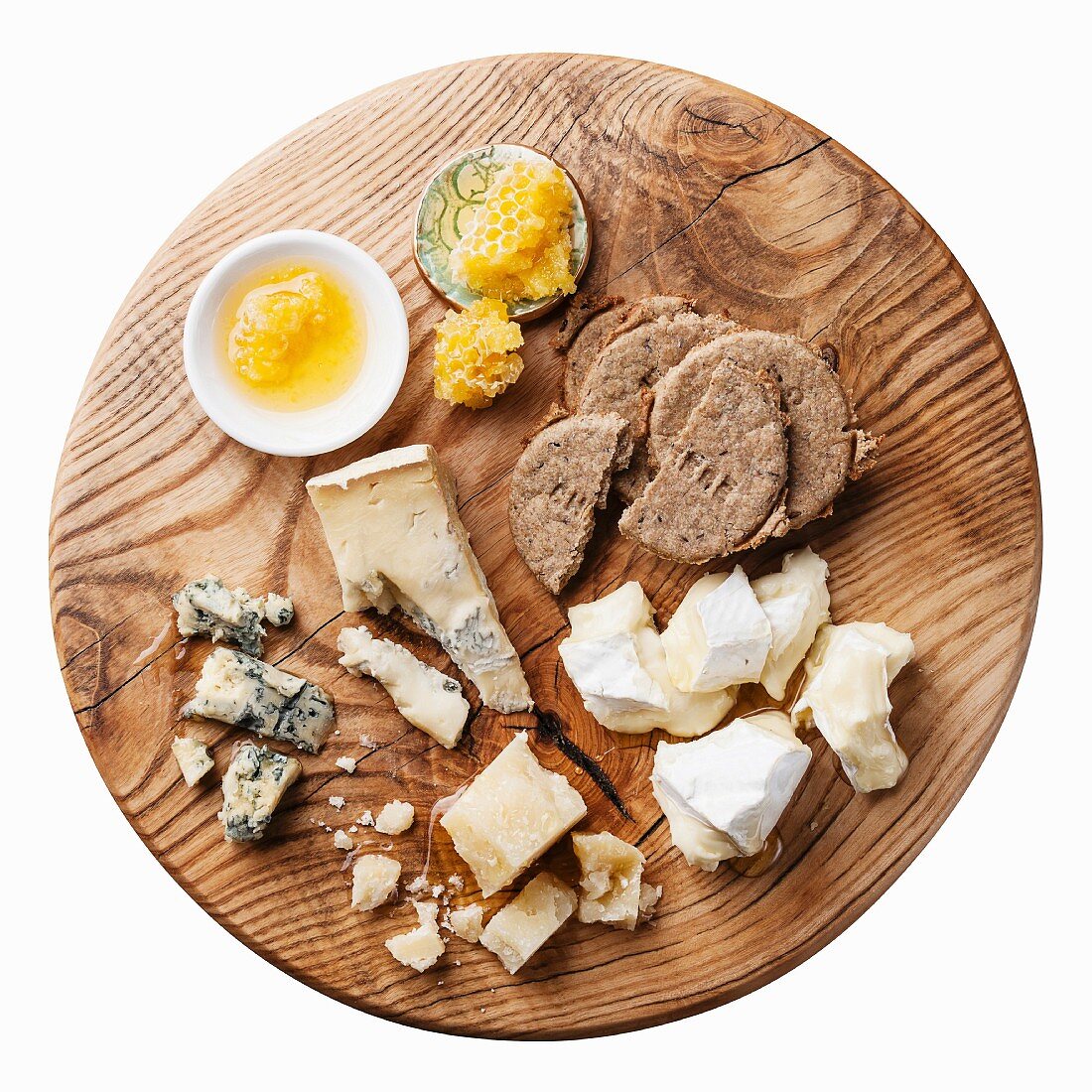 Vorspeisenplatte mit Käse, Honig und Crackern (Aufsicht)
