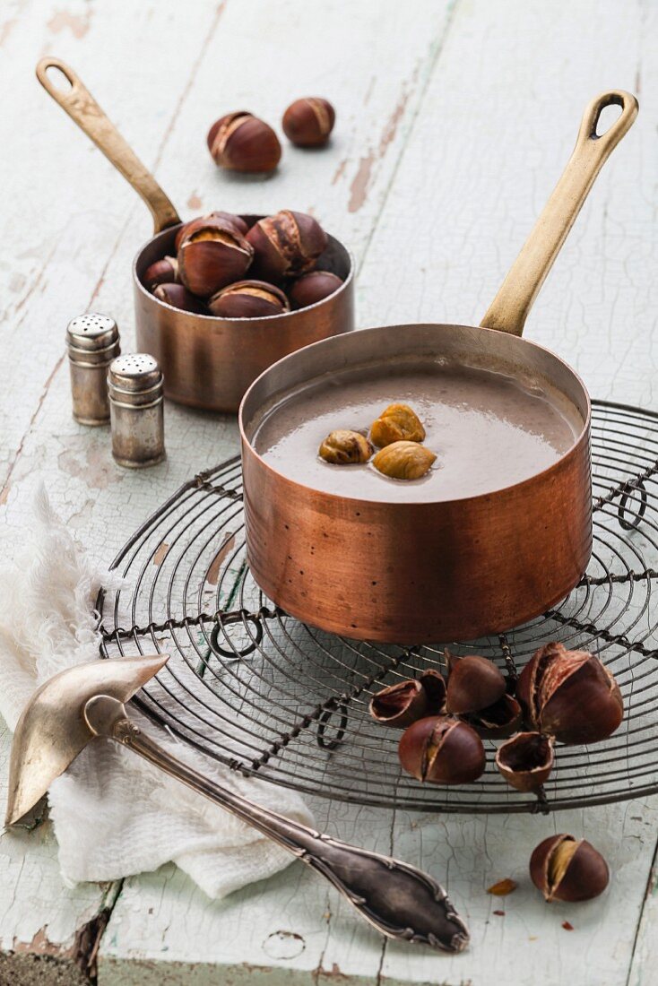 Kastaniensuppe mit gebratenen Kastanien in Kupfertopf