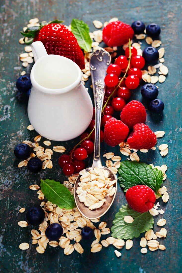 Gesundes Frühstück: Haferflocken, frische Beeren und Milch