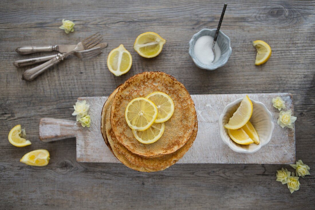 Klassische Pfannkuchen mit Zitrone und Zucker (Aufsicht)
