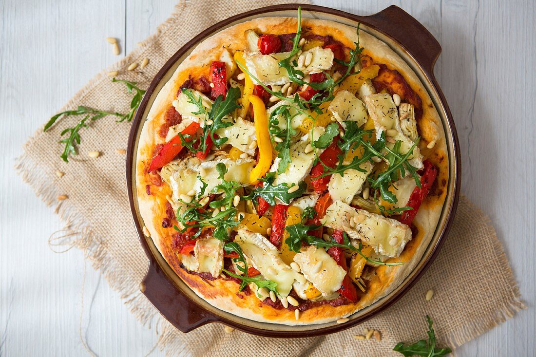 Vegetarische Pizza mit Paprika, Brie und Rucola (Aufsicht)