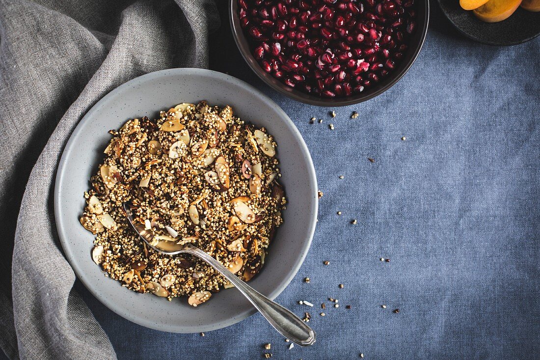 Quinoa Crunch mit Granatapfelkernen und Aprikosen (Aufsicht)