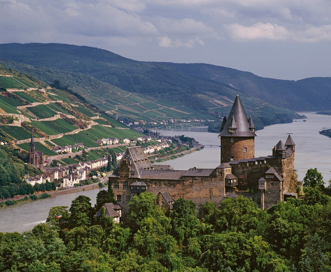 Burg Stahleck gegenüber dem Weinstädtchen Lorch im Rheingau