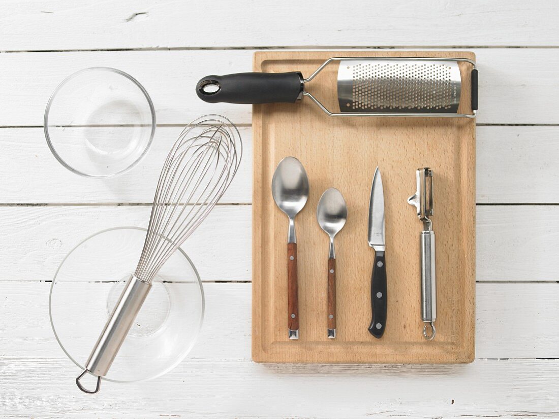 Kitchen utensils for making an avocado salad