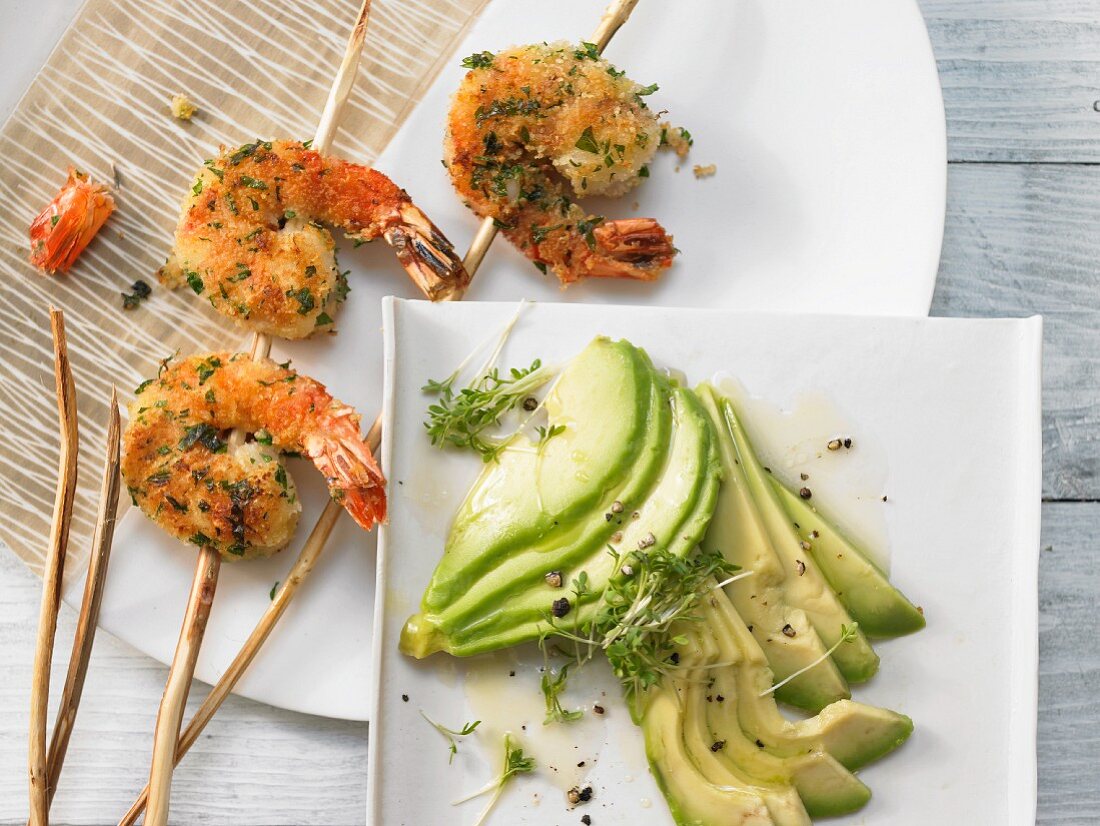 Knusprige Garnelenspieße mit Avocadocarpaccio