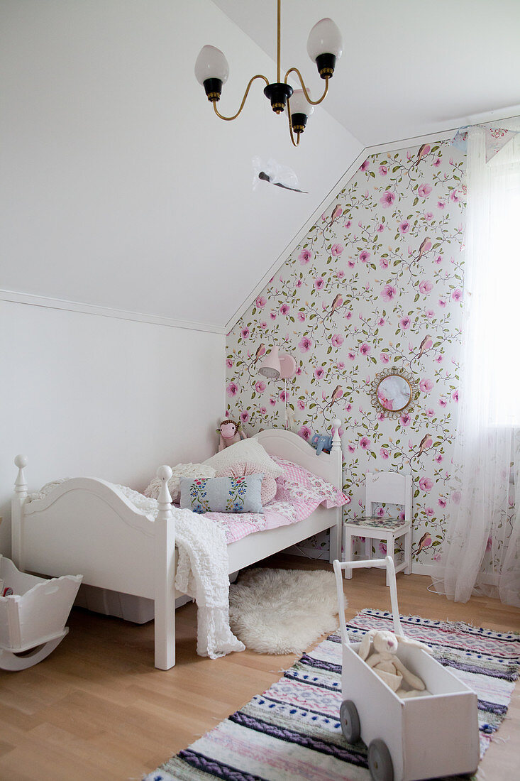 Romantisches Mädchenzimmer mit Bett unter der Schräge
