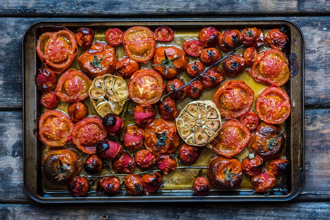 Gebratene Tomaten mit Knoblauch auf dem Backblech