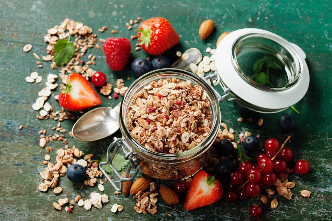 Gesundes Frühstück: Müsli und frische Beeren