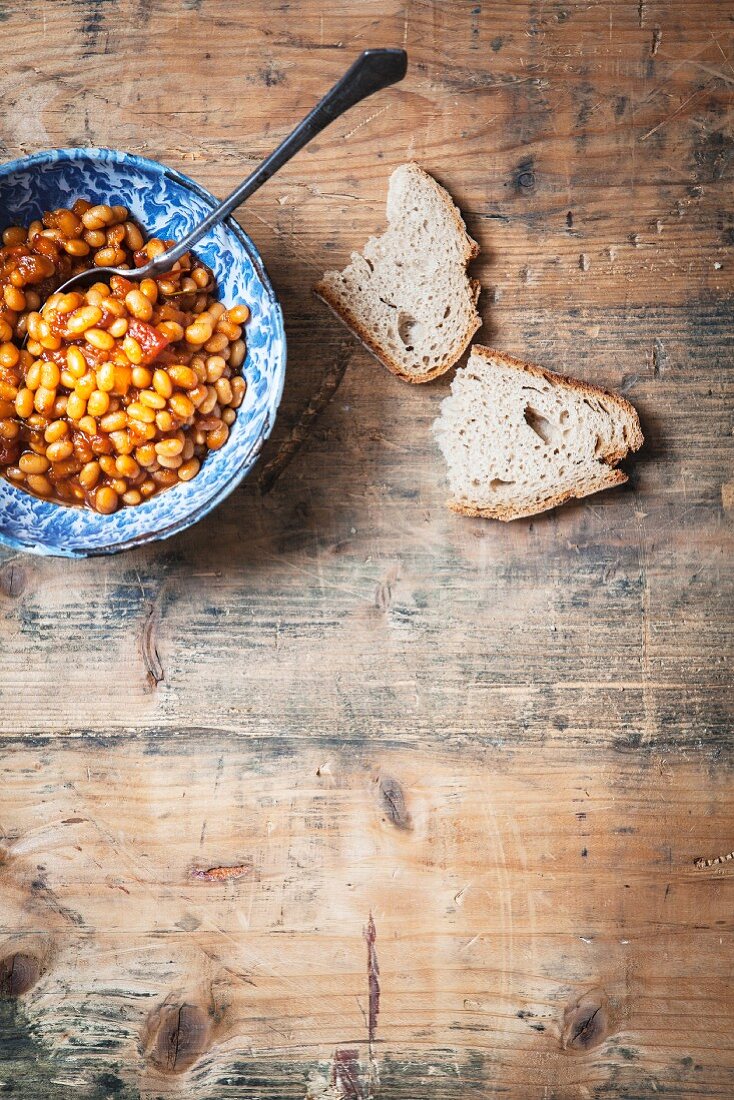 Baked beans with bread (Vegan)