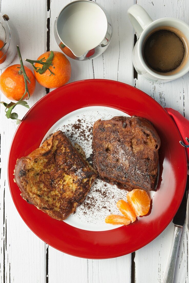 French Toast, Mandarinen, Kaffee und Milch zum Frühstück (USA)