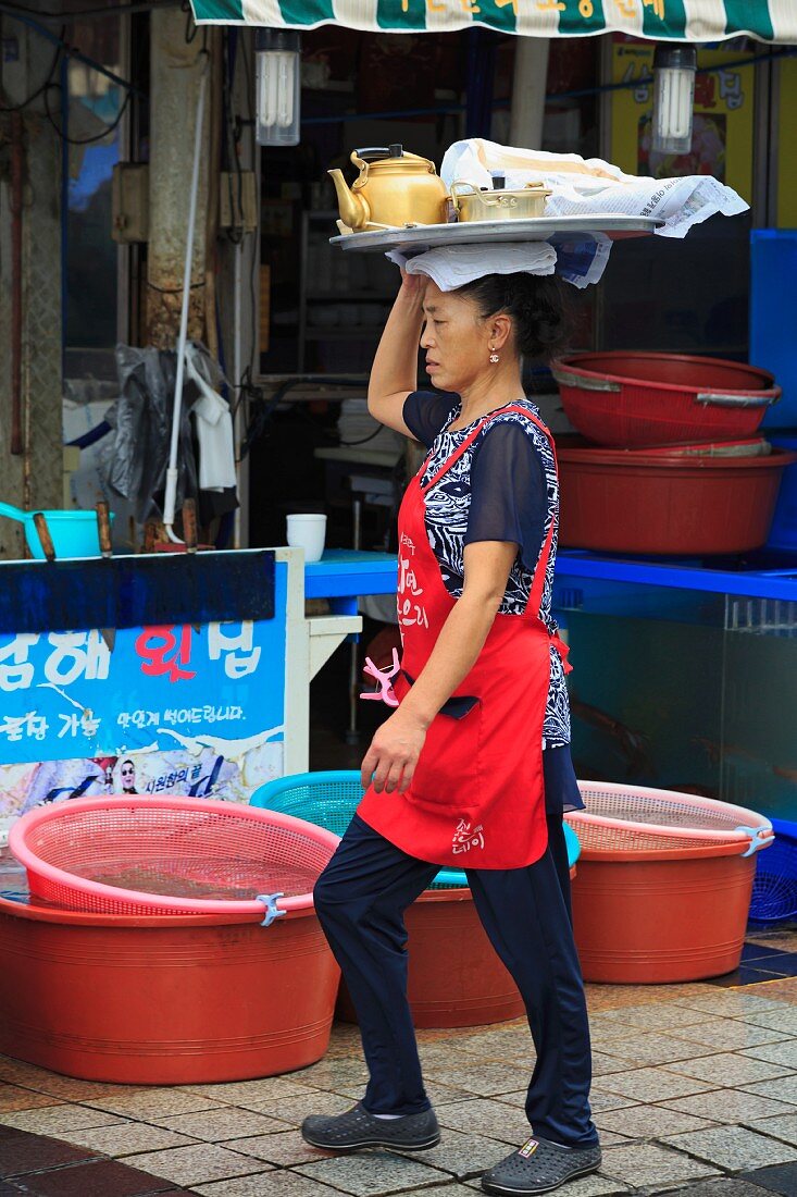 Frau am Fischmarkt im Nampo District, Busan, Südkorea, Asien