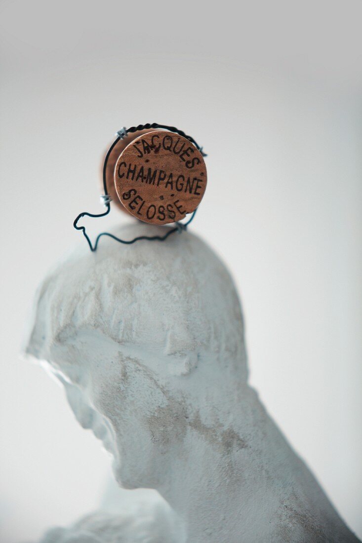 Champagnerkorken auf Skulptur von Winzer Anselme Selosse, Avize, Frankreich