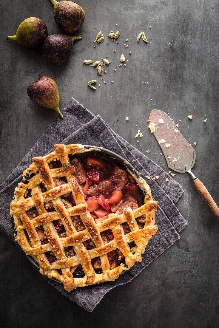Fig cardomom apple and raspberry pie with fresh figs cardomom and serving slice