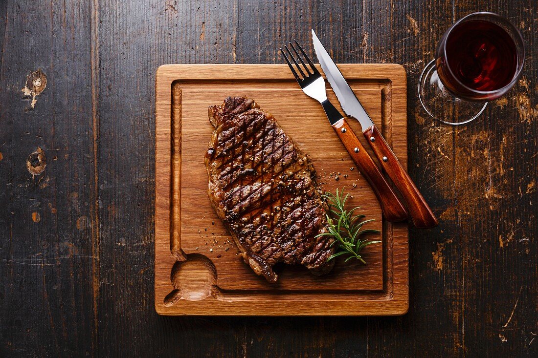 Gegrilltes Striploin Steak auf Holzbrett