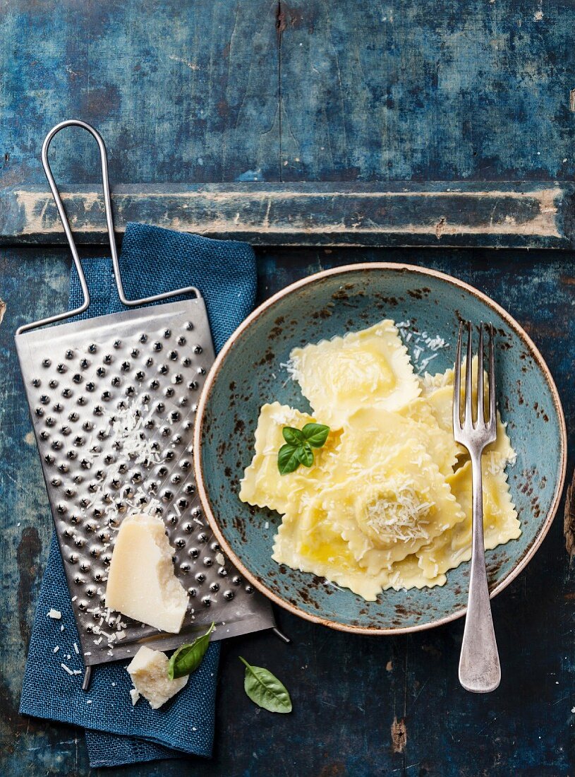 Ravioli mit Mozzarella, Basilikum und Parmesan