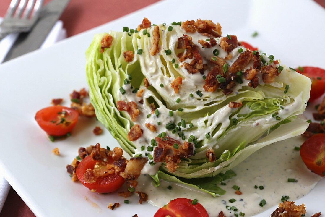 Eissalat mit Bacon, Blauschimmelkäsesauce und Kirschtomaten