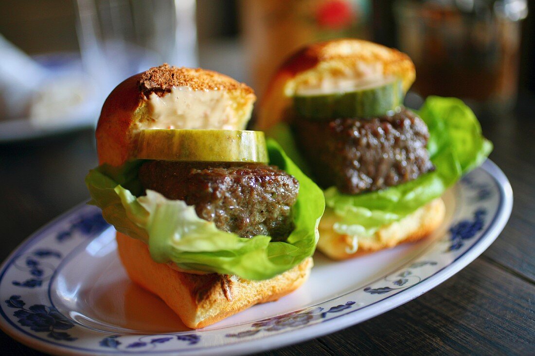 Beef Sliders mit Salat und Essiggurken