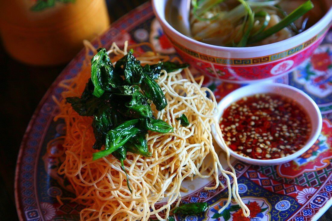 Fried noodles with thai basil