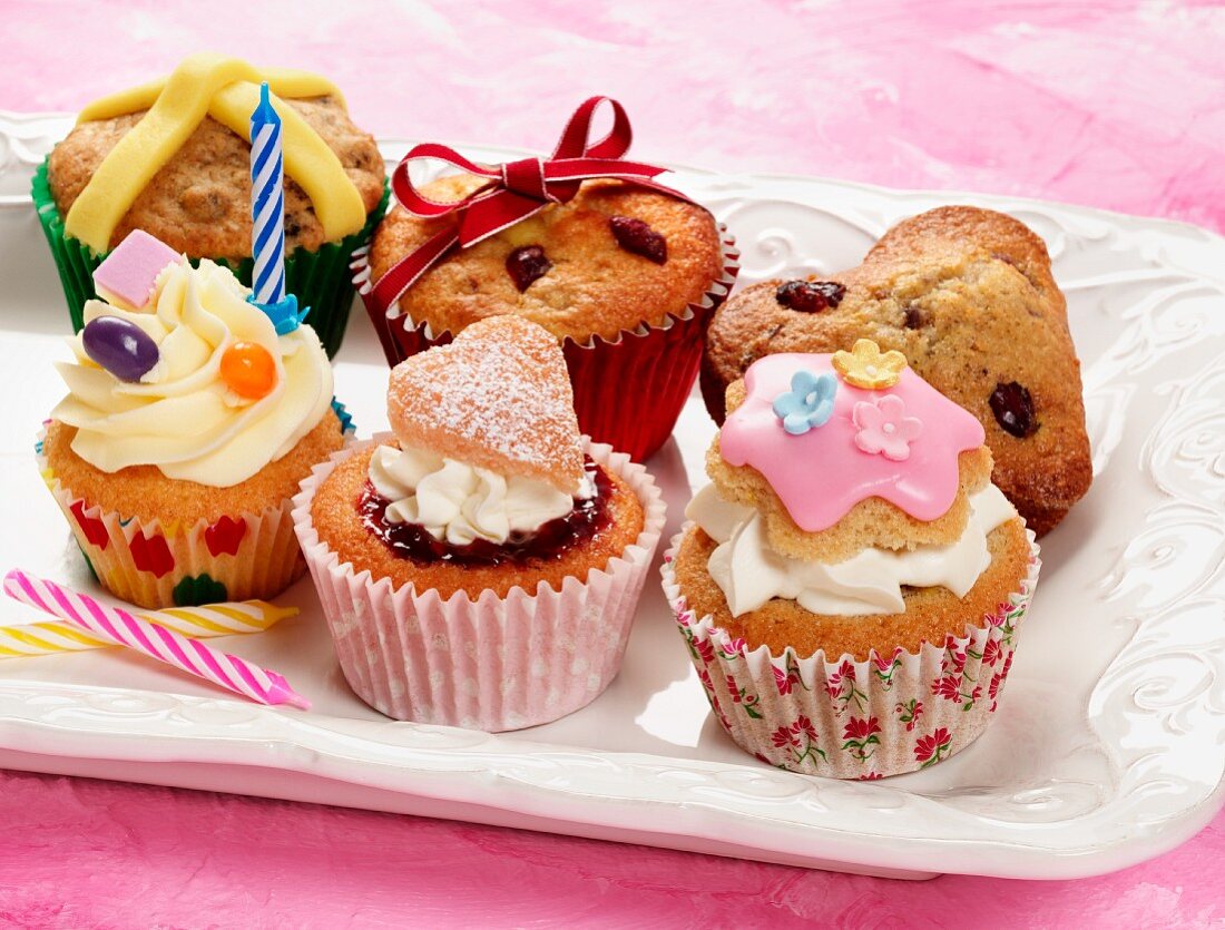 Verschiedene festliche Cupcakes auf Servierplatte