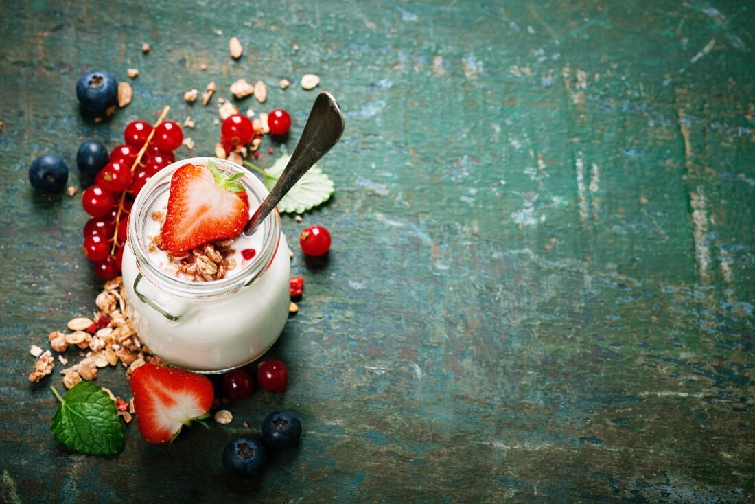 Gesundes Frühstück: Joghurt mit Müsli und Beeren