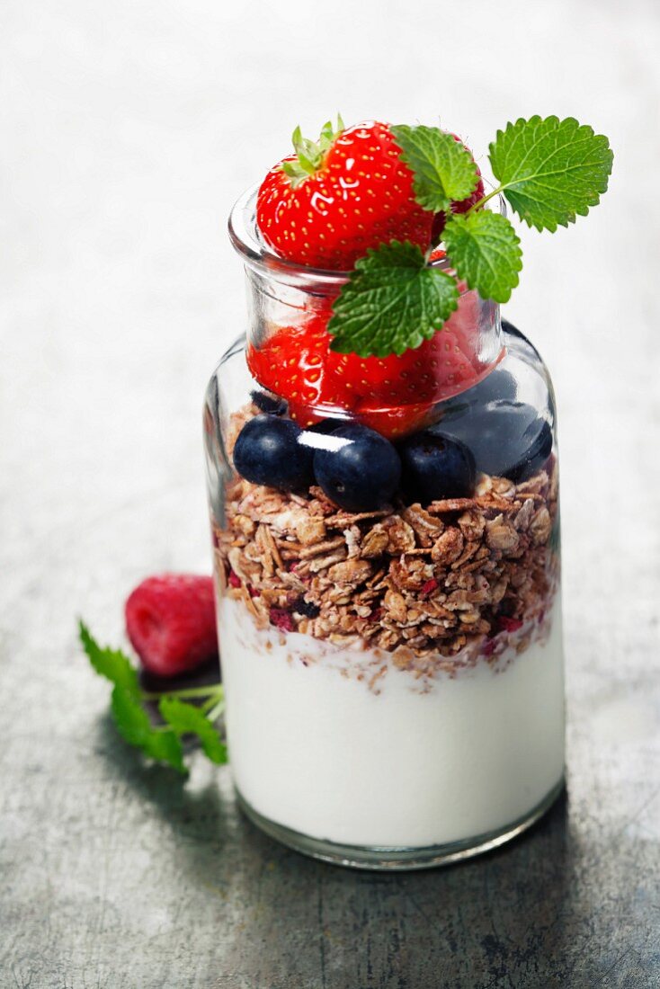Gesundes Frühstück: Joghurt, Knuspermüsli und Beeren in Glas geschichtet