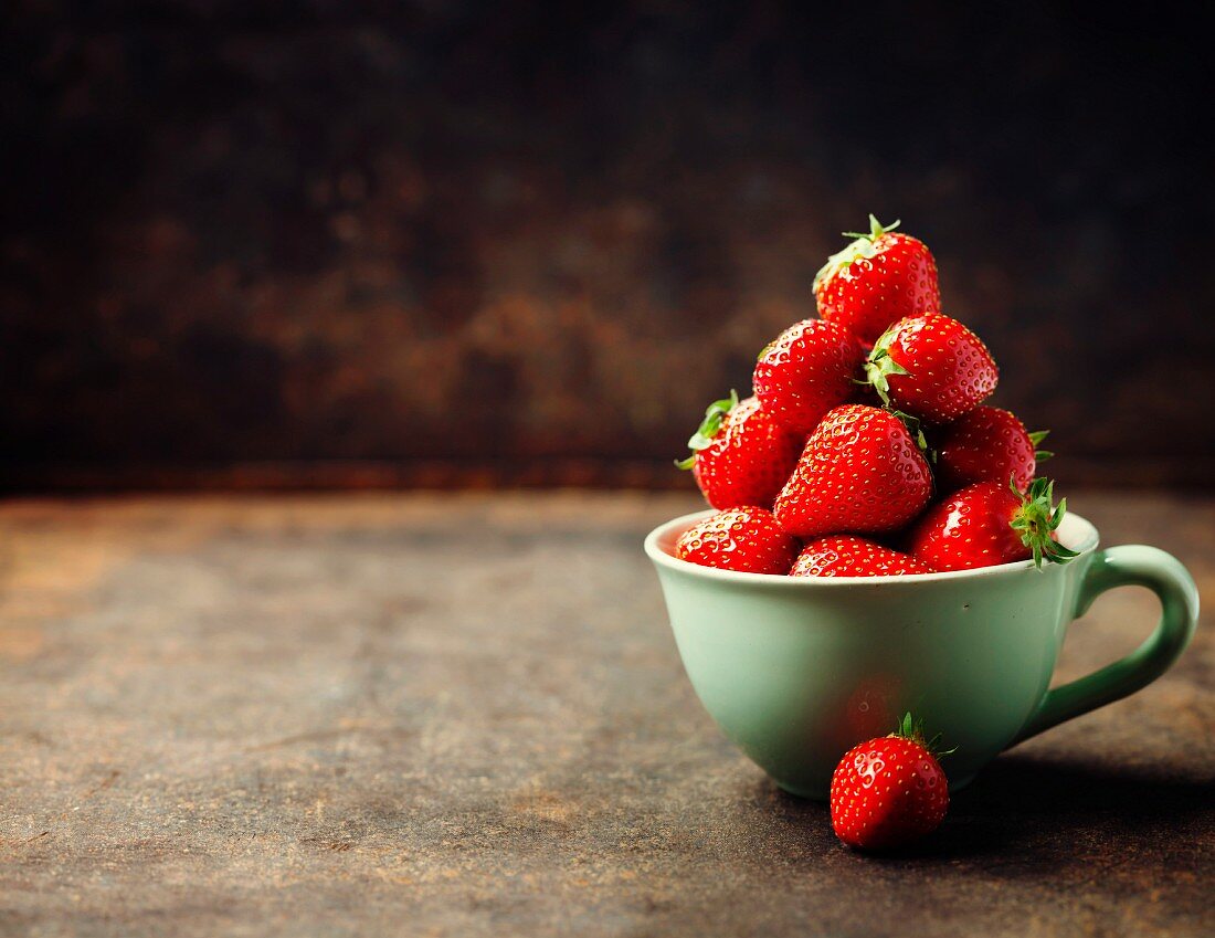 Frische Erdbeeren in grüner Porzellantasse