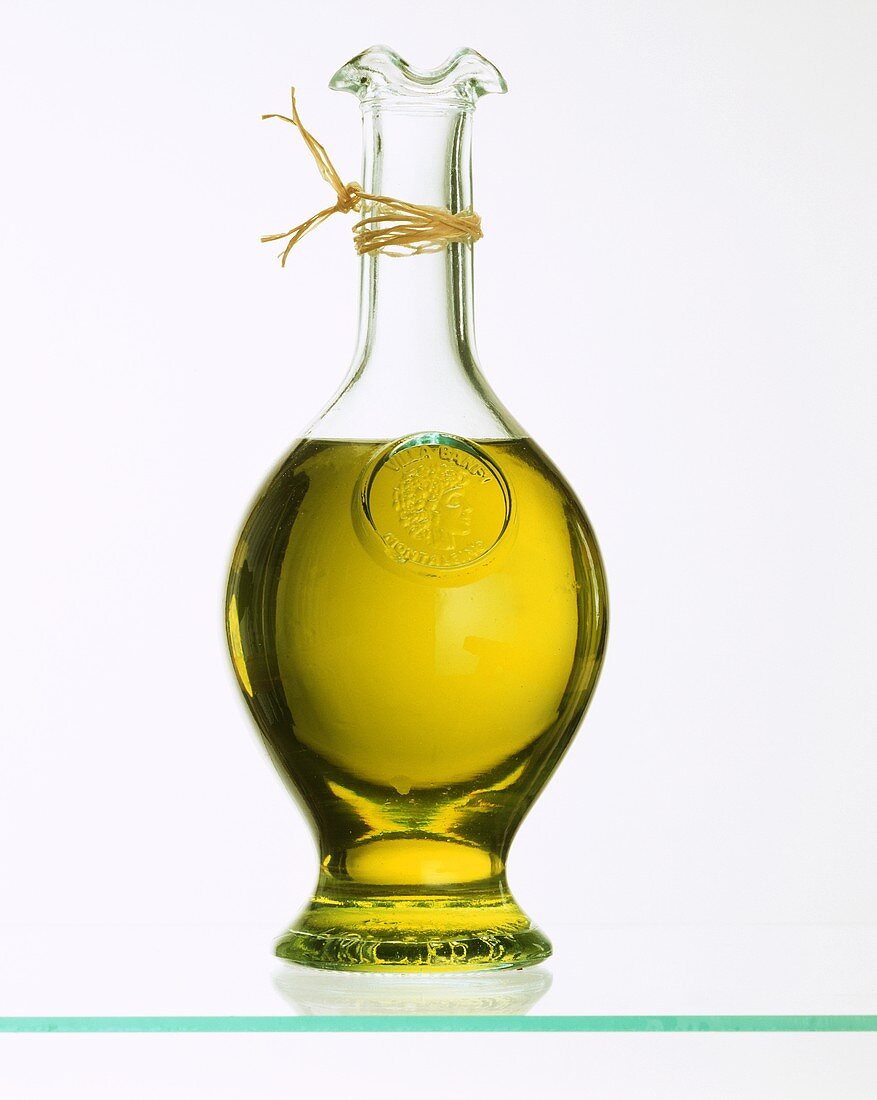Eine Glasflasche Olivenöl