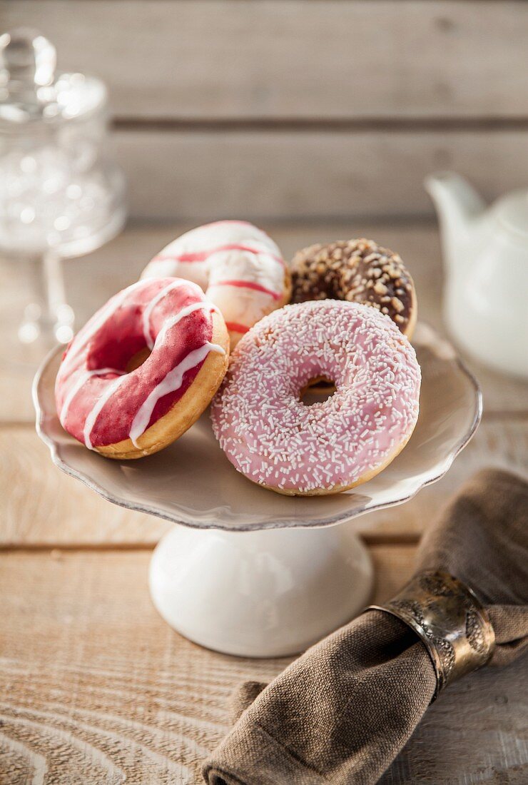 Donuts mit verschiedenen Glasuren in einer Gebäckschale