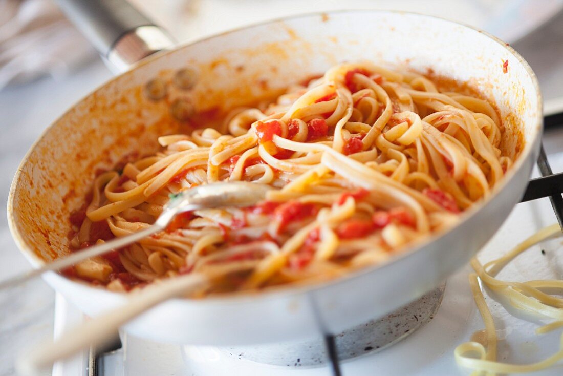 Linguine mit Tomatensauce in Pfanne