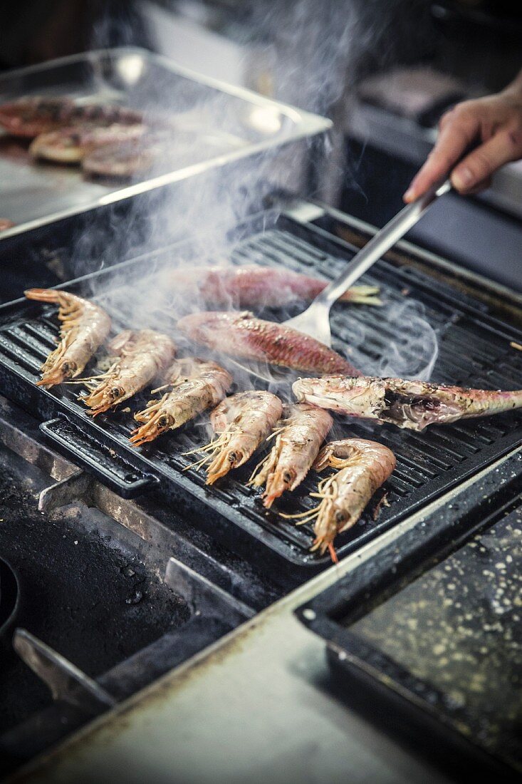 Garnelen und Rotbarben auf dem Grill