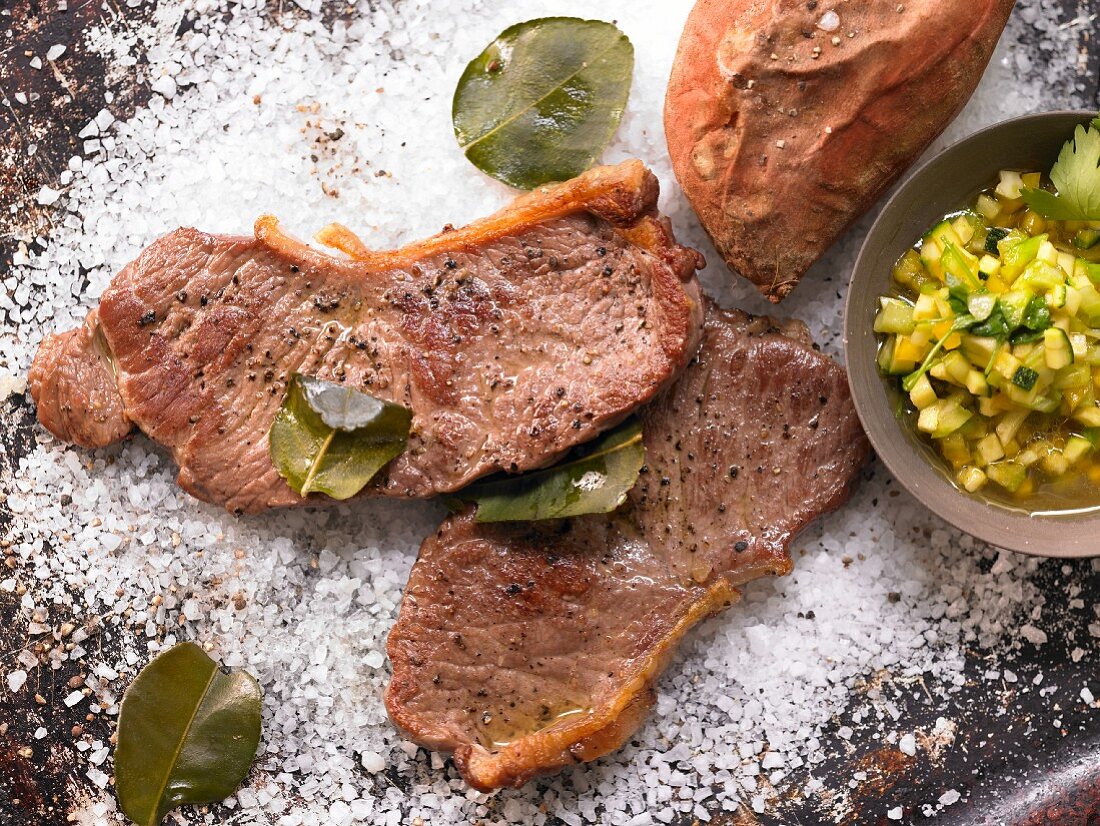 Steaks vom Salzbett mit Süßkartoffeln und Gemüse