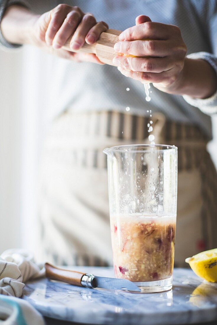 Prosecco-Sangr¡a mit weissen Nektarinen, Ingwer und Holunder zubereiten