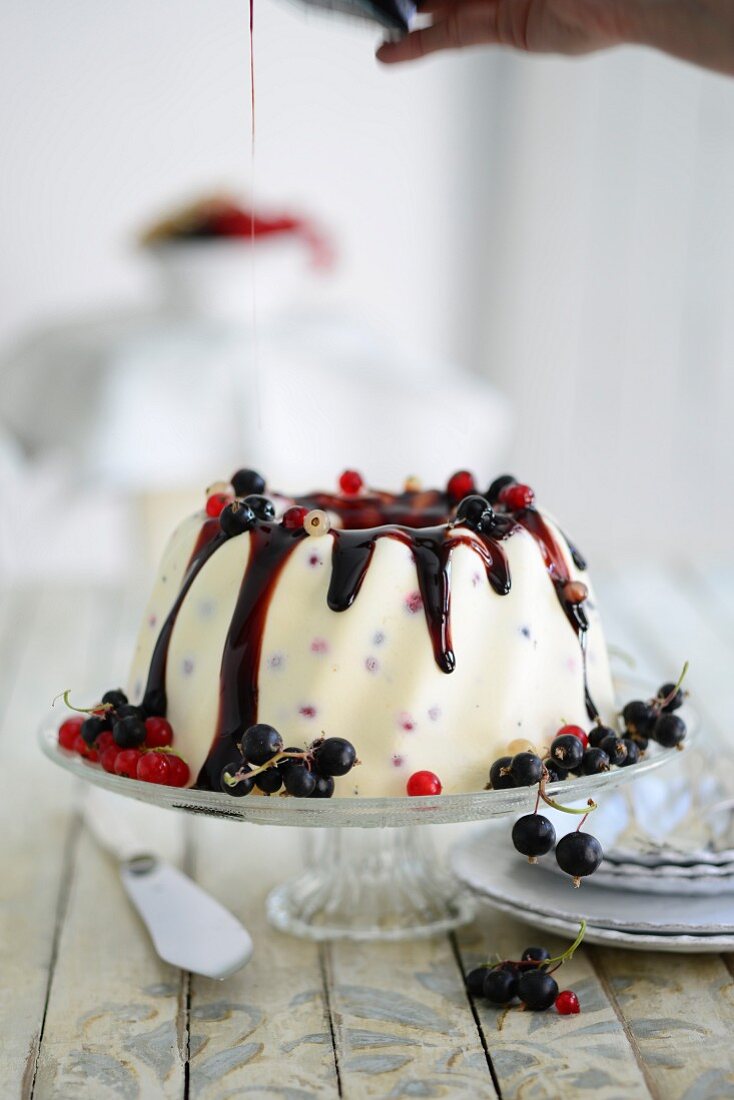 Weisser Schokoladengugelhupf mit Johannisbeeren