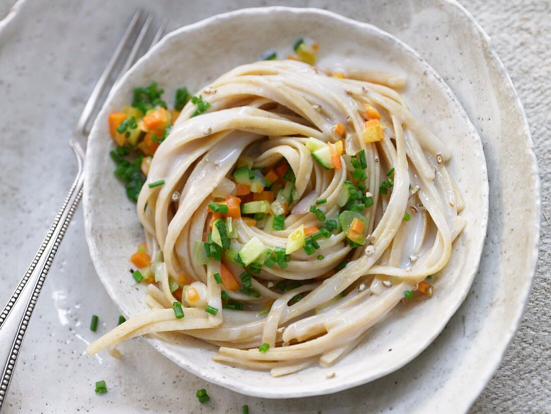 Linguine with vegetables and chives