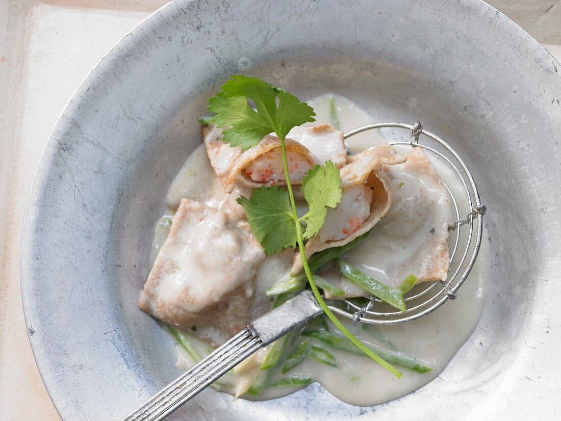 Garnelen-Ravioli mit Kokos-Curry-Sauce