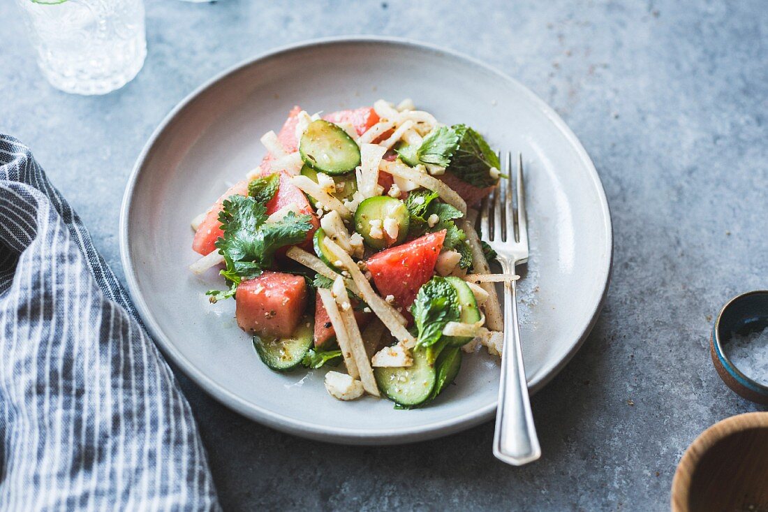 Salat mit Wassermelone, Gurke, Jicama und Cotija