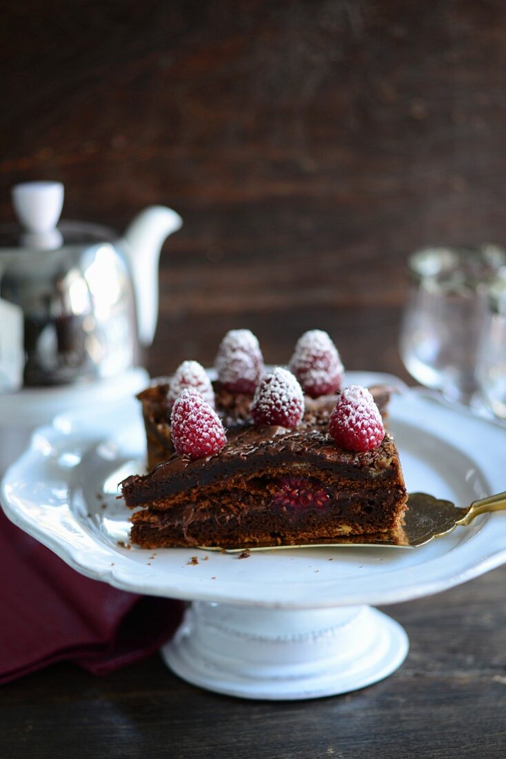 Schokoladenkuchen mit Himbeeren und Puderzucker