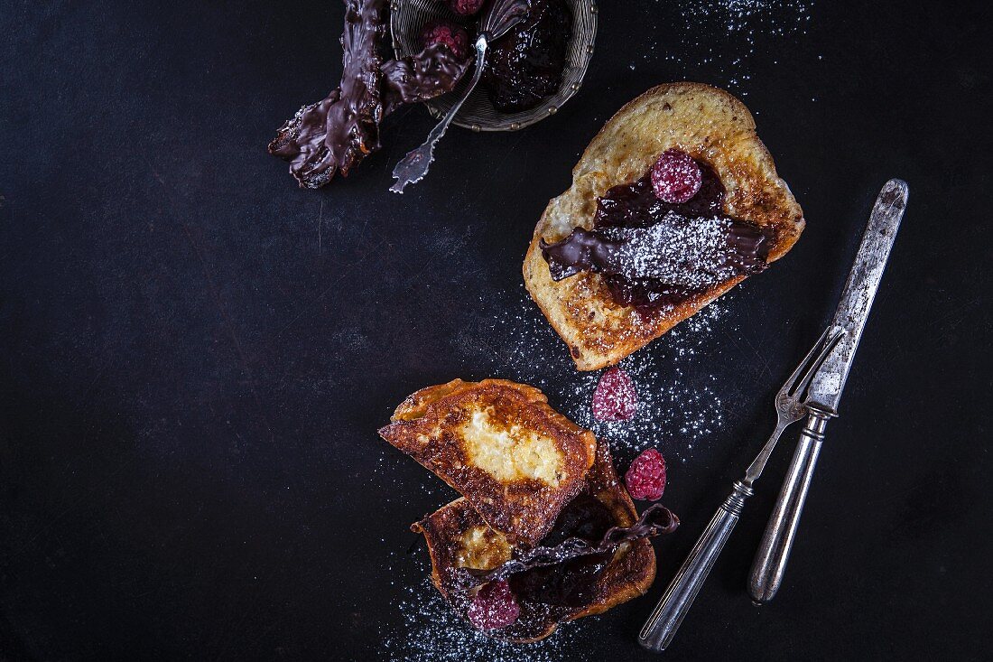 French Toast mit Schokoladenbacon und Himbeeren