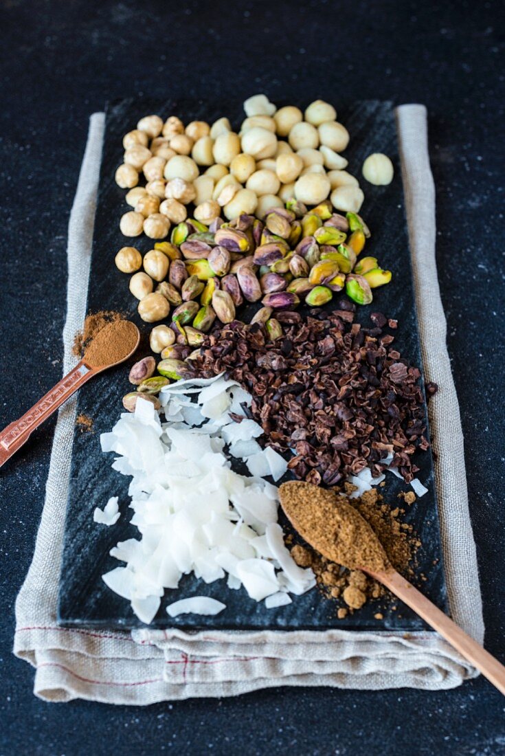 Zutaten für Dukkah (Nuss-Gewürzmischung) mit Schokolade