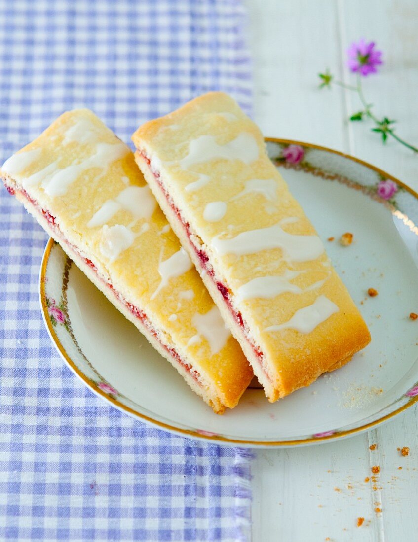 Blackberry biscuit slices