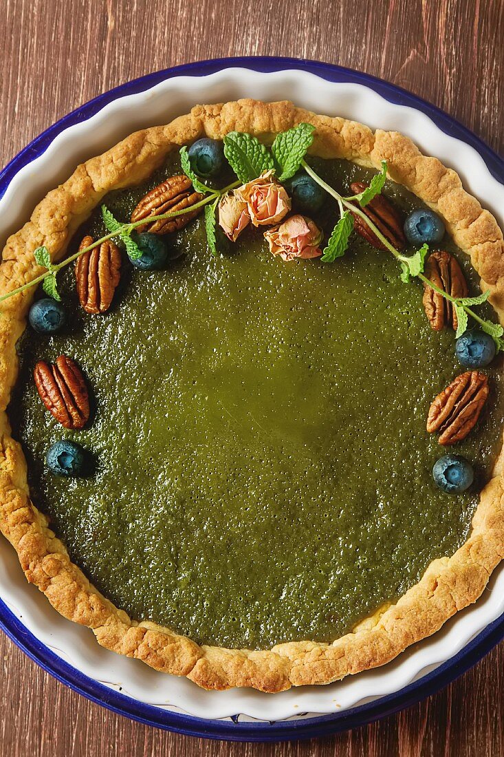 Green tea vegetarian pie match with nuts and mint