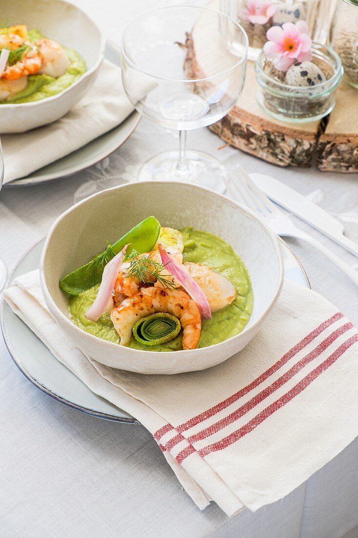 Pea puree with mussels and prawns (Easter)