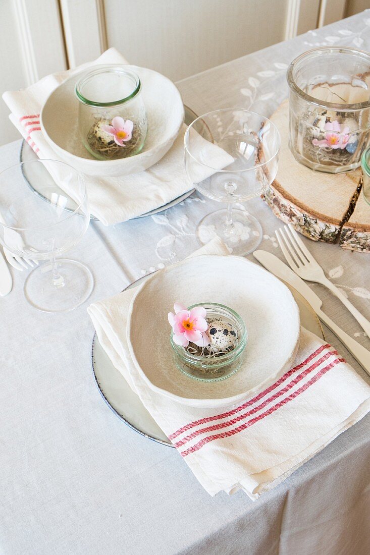 Easter decorations with a quail egg and primrose blossoms