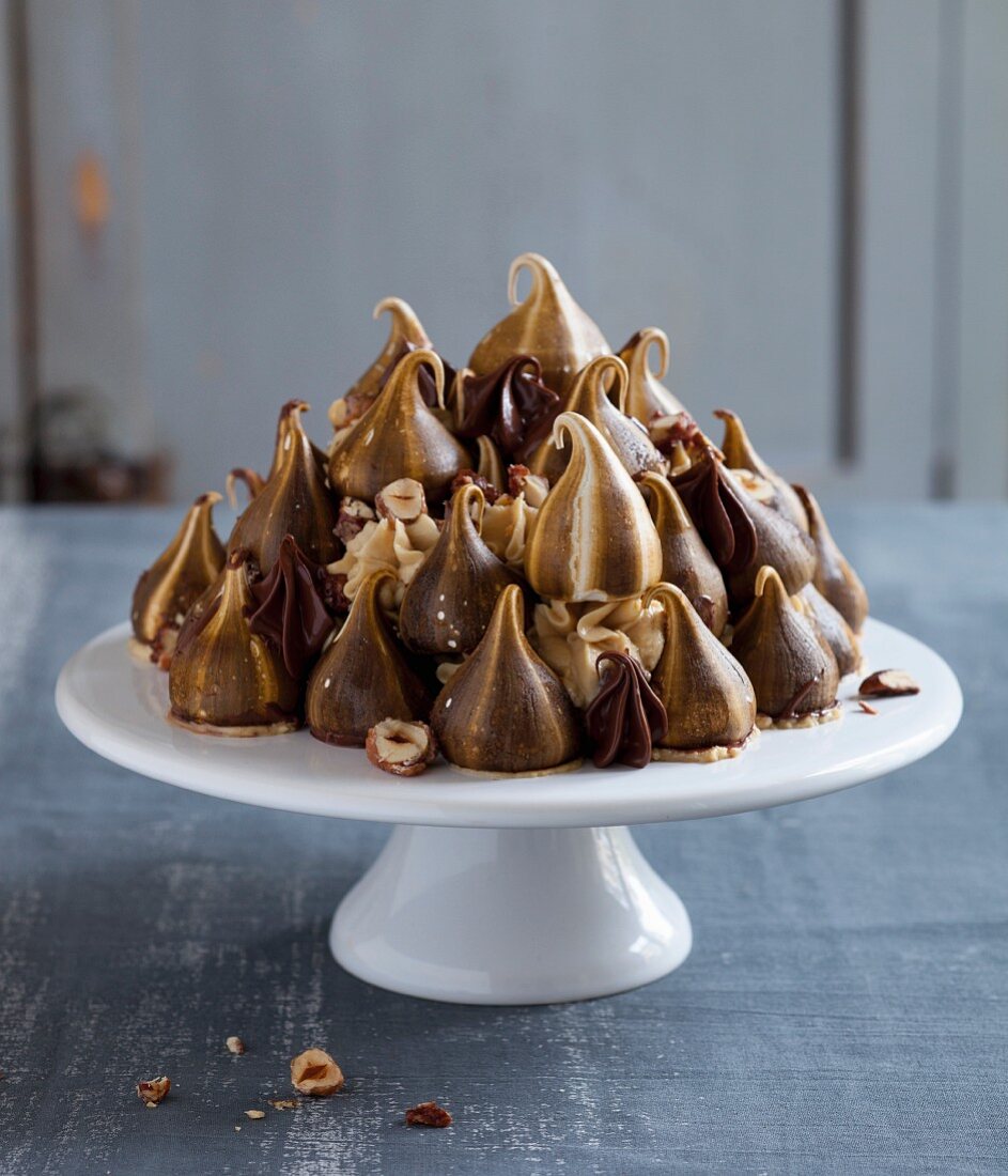 Schokoladen-Baiser-Torte mit Haselnüssen